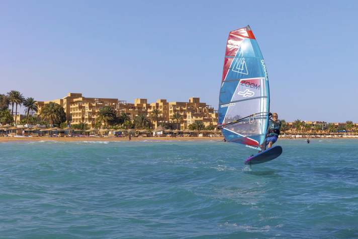 Foilen steht in Safaga hoch im Kurs – egal ob Windsurf-, Wing- oder Kitefoilen.
